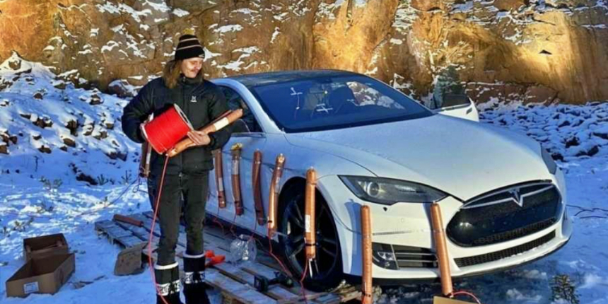 Cinnet: İçine Musk'ın mankenini koyduğu Tesla'sını dinamitle patlattı!