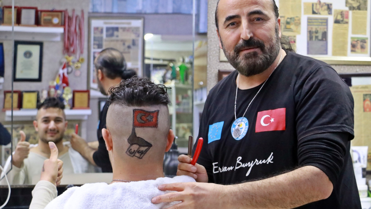 Dövizdeki sert düşüşü kafalara kazıyan adam! Ankara'nın çılgın berberi iş başında...