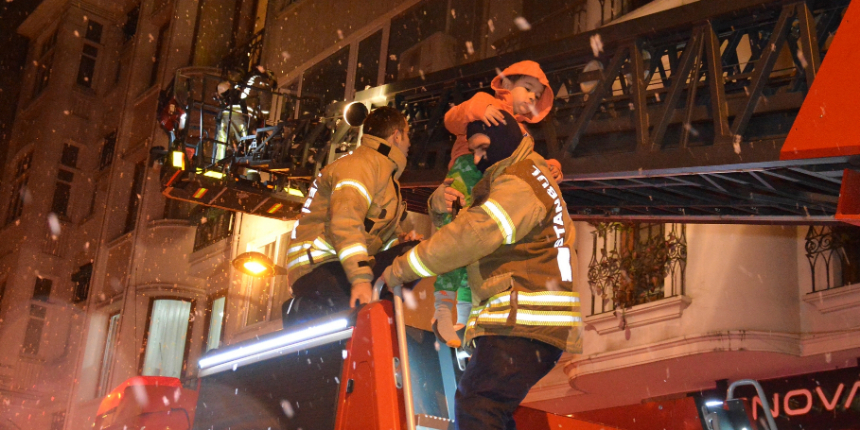 İstanbul'da 6 katlı binada yangın paniği yaşandı