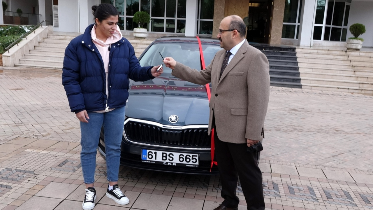 Trabzon Valisi İsmail Ustaoğlu, milli boksör Busenaz Sürmeneli'ye otomobil hediye etti