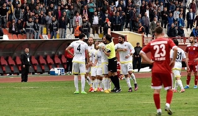 TFF 2. Lig'de film gibi olay: Futbolcuyu duşta unutup maça çıktılar!