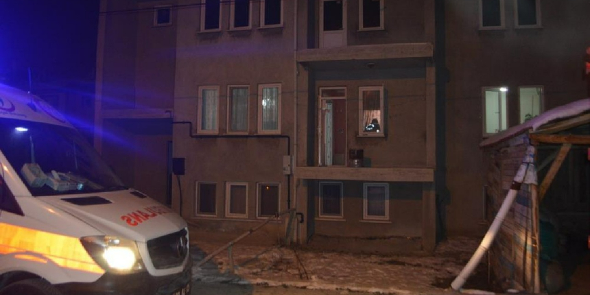 Polisin hızlı müdahalesi 3 kişilik aileyi hayata döndürdü