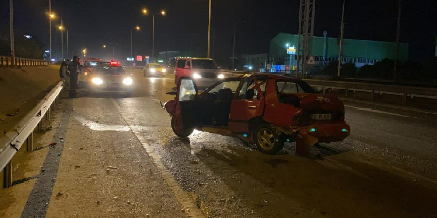 Yarış yapan araçlardan kaçmak isterken bariyerlere çarptı: Yaralılar var