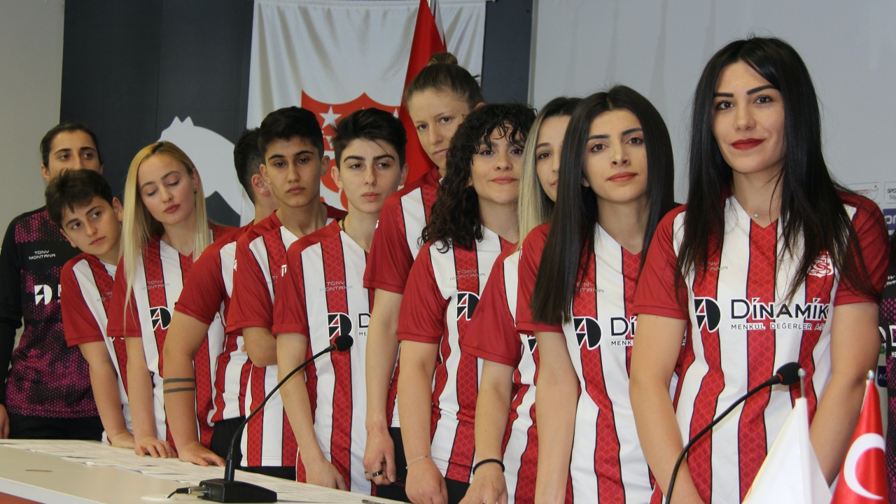 Sivasspor Kadın Futbol Takımı kurdu, 25 imza birden...