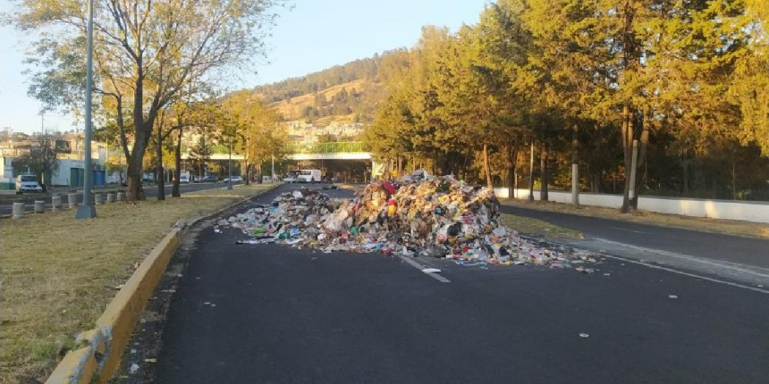 Maaşlarını alamayan belediye işçileri, çöpleri sokağa dökerek ateşe verdi