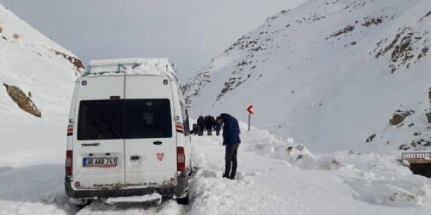 Yüksekova’da çığ düştü, çok sayıda araç mahsur kaldı