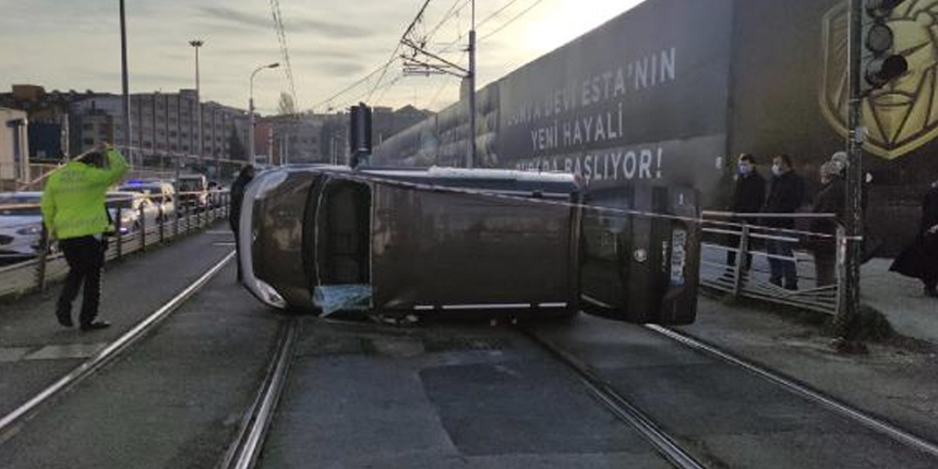 Tramvay hattında iki araç çarpıştı: Seferlerde aksama yaşanıyor