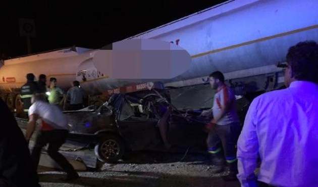 Otomobil park halindeki tankere çarptı: 2 ölü, 1 yaralı