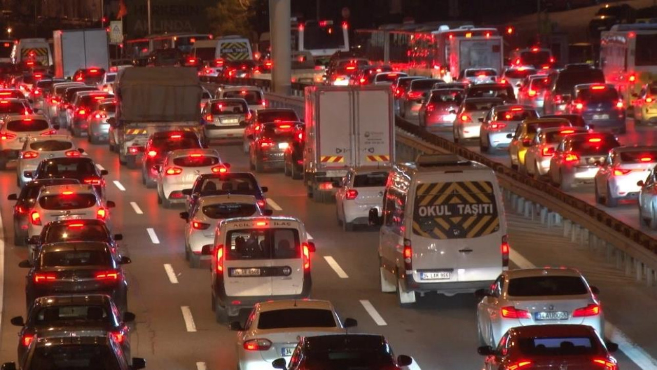 İstanbullunun trafik çilesi erken başladı: Yoğunluk yüzde 60'ı geçti...