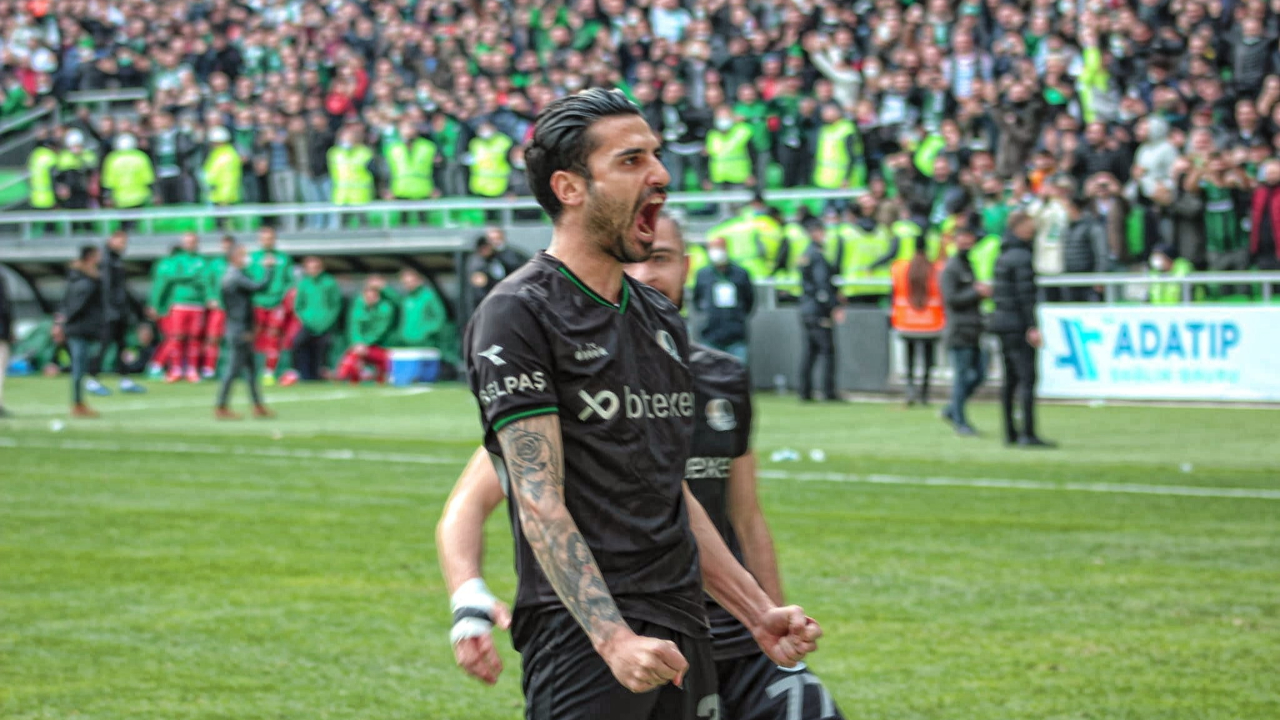 Sakaryaspor, 19. haftada Sivas Belediyespor'u 4-2 mağlup ederek ilk yarıyı yenilgisiz lider tamamladı