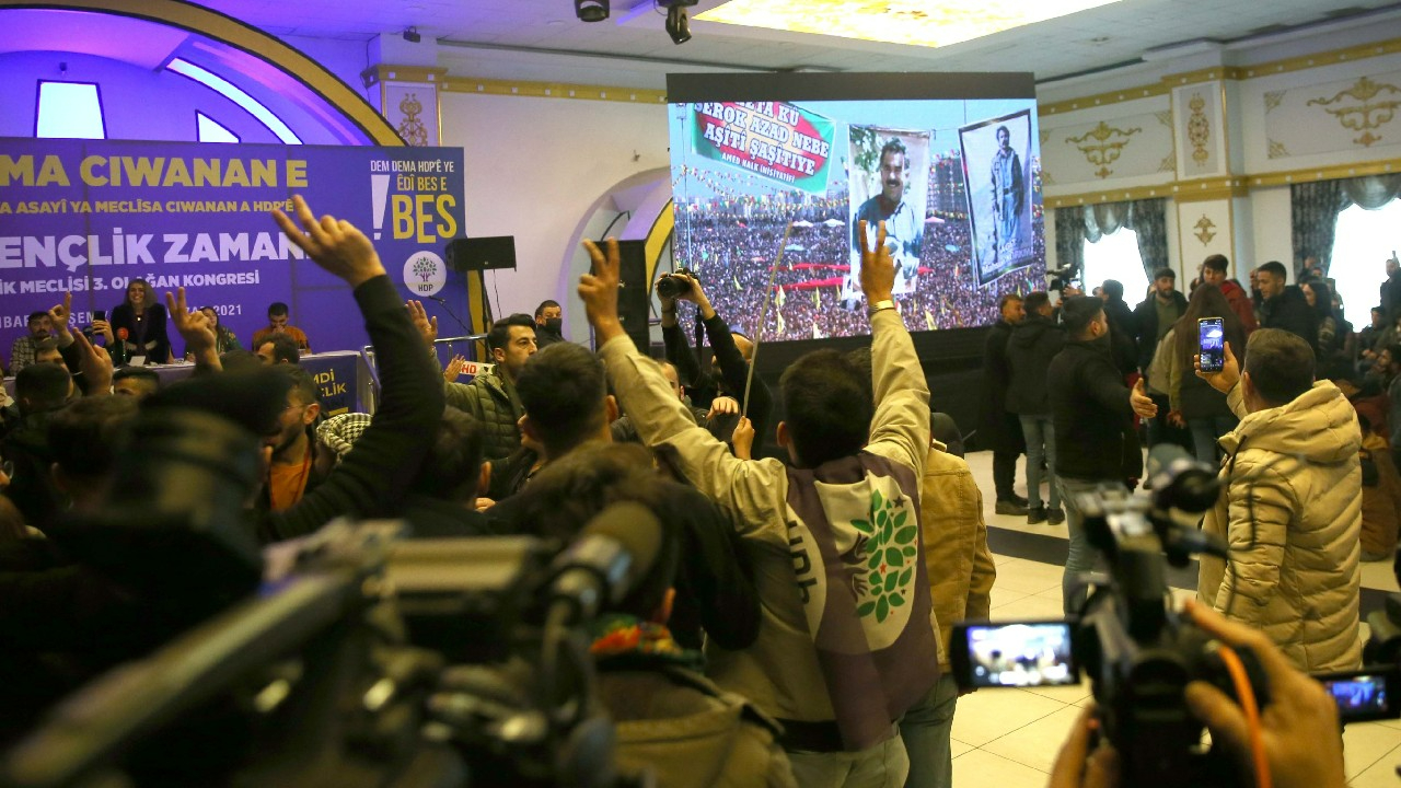 HDP kongresinde skandal! Teröristler için saygı duruşunda bulundular