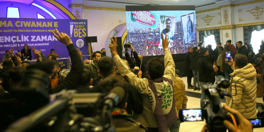 HDP kongresinde skandal! Teröristler için saygı duruşunda bulundular