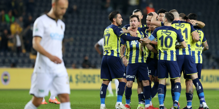 Fenerbahçe Kadıköy'de Yeni Malatyaspor'u 2-0 mağlup ederken gözler yönetime çevrildi