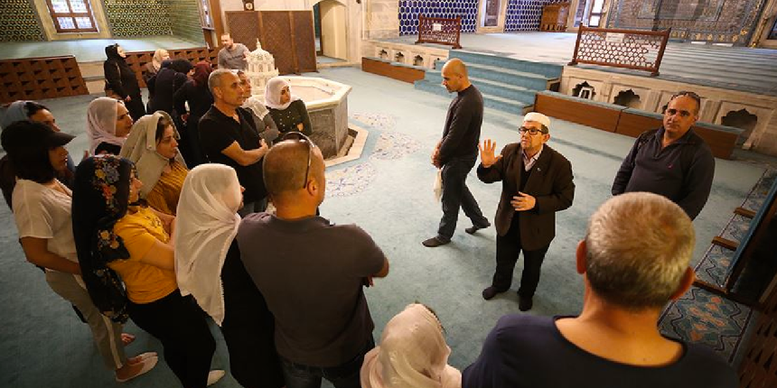 Ziyaretçilere ezanın 5 farklı makamını okuyan Yeşil Cami imamı vefat etti