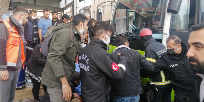 Kaza yapan otobüs durağa daldı! Bekleyen yolcular aracın altında sıkıştı