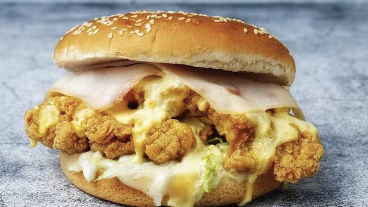 Ünlü fast food zincirinde skandal olay: Paketini alan müşteri şoke oldu