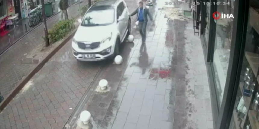 Dalgın sürücü, el frenini çekmeyi unutunca otomobili beton mantarlara çarptı