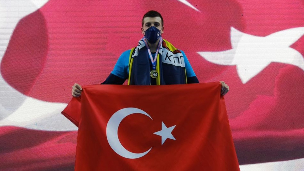 Emre Sakçı, erkekler 50 metre kurbağalamada dünya kısa kulvar rekorunu kırdı