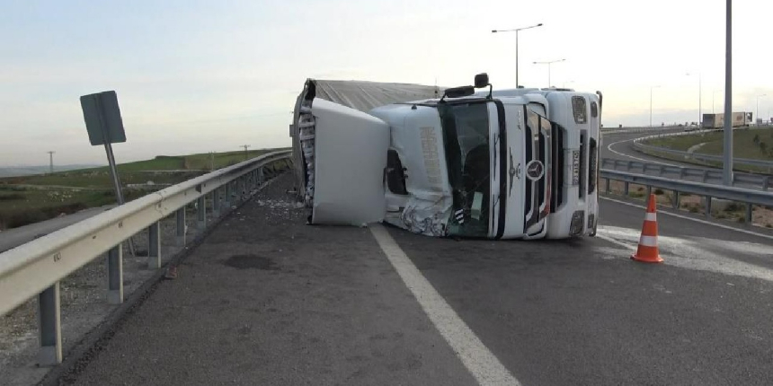 Arnavutköy’de virajı dönemeyen cam yüklü tır devrildi: 1 yaralı