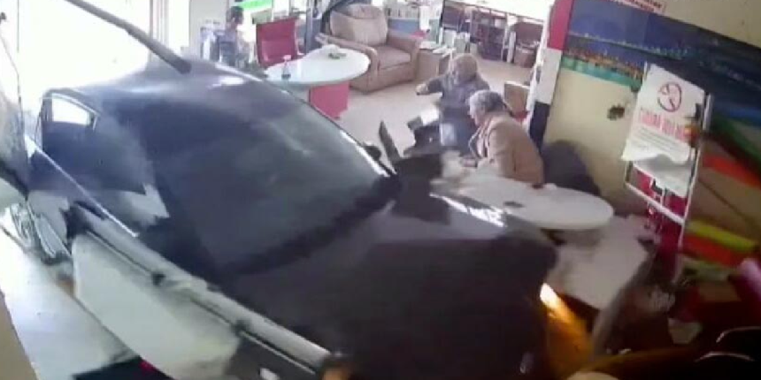 Polisten kaçarken aracıyla iş yerine daldı, içeridekiler ölümden döndü