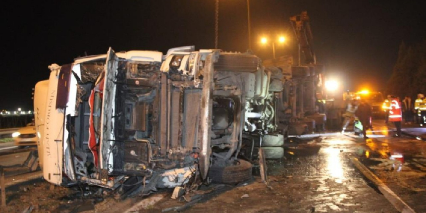 TEM'de iki tır çarpıştı, tonlarca çamur yola saçıldı