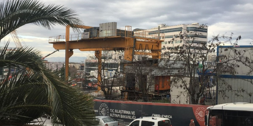 Metro inşaatında feci kaza! Vinç operatörü tünele düştü