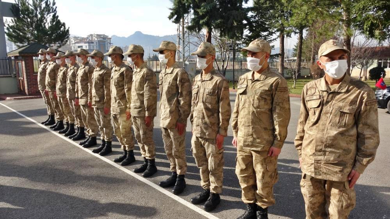 Böyle tesadüf görülmedi: Vali bile gözlerine inanamadı! 6 ikiz Mehmetçik aynı yerde askerlik yapıyor