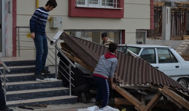 Rize'de şiddetli rüzgar çatıları uçurdu