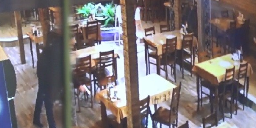 Kebapçıda infaz! Husumetlisini başından vurduğu anlar kamerada