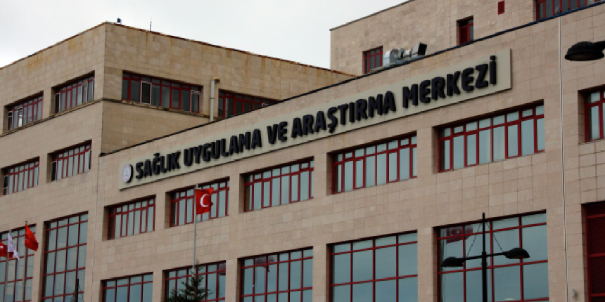 Yakınının ameliyata erken alınmadığını iddia ederek 2 doktoru darbetti