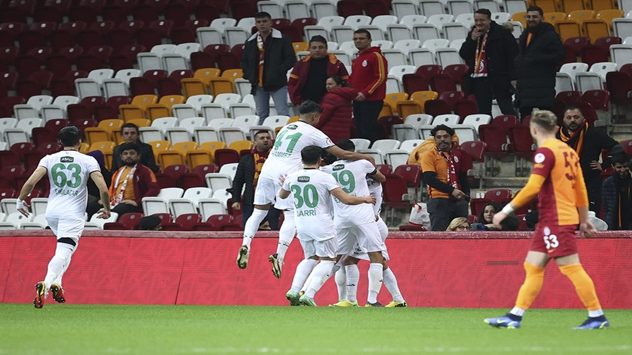 Galatasaray taraftarından protesto tezahüratı! Denizlispor maçı sonrası uyardılar!