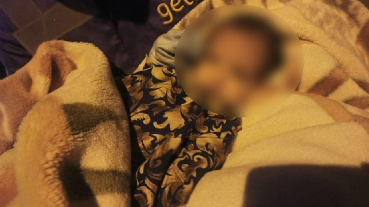 Vicdansızlık! Bebeği biberonuyla birlikte çantaya koyup sokağa bıraktılar