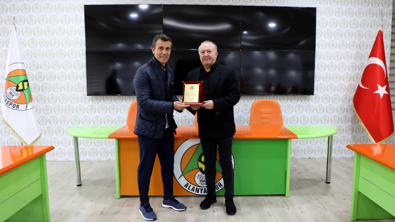 Aytemiz Alanyaspor'da teknik direktör Bülent Korkmaz ile yollar ayrıldı