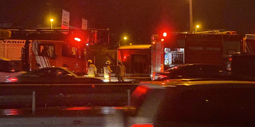 Metrobüste yangın paniği! Dumanlar yükselince yolcular tahliye edildi