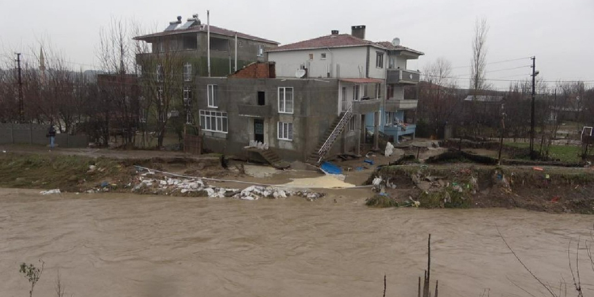 Sel felaketini yaşayan vatandaş, gözyaşlarını tutamadı: Bütün eşyalarım gitti!