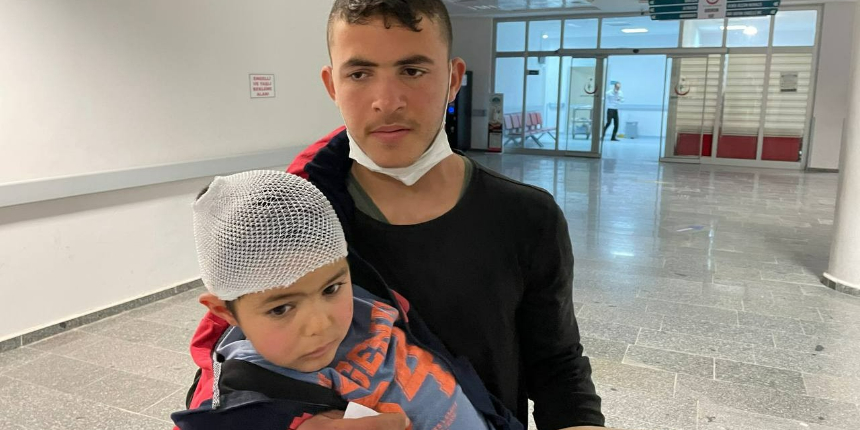 Aksaray'da sokak köpeklerinin saldırdığı çocuk yaralandı