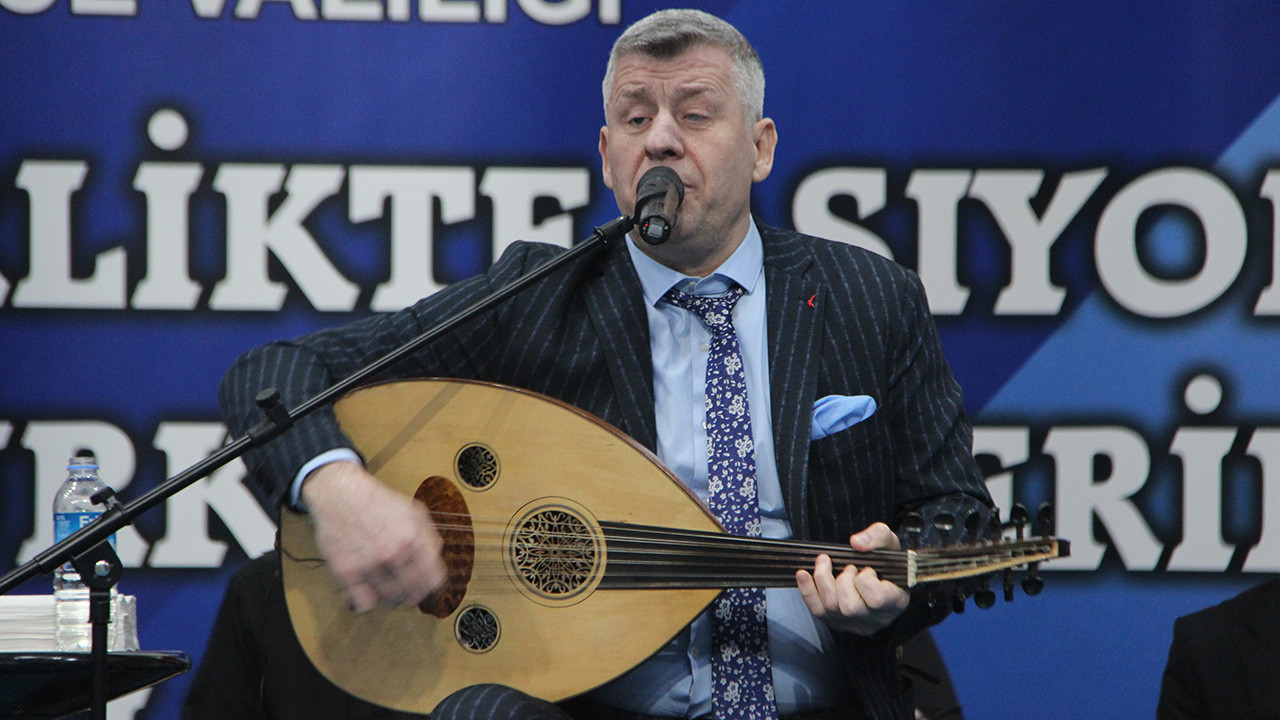 Metin Şentürk'ten alkış toplayan hareket... Şarklarını özel bireyler için seslendirdi