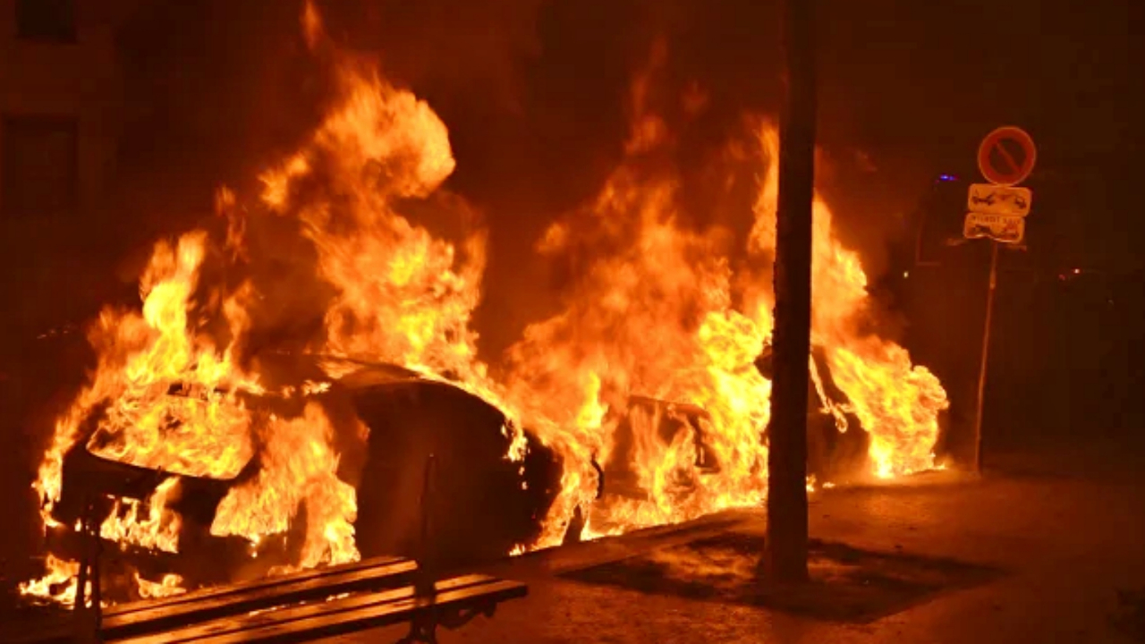 Fransızların her yılki 'yeni yıl' geleneği: Otomobilleri ateşe vermek