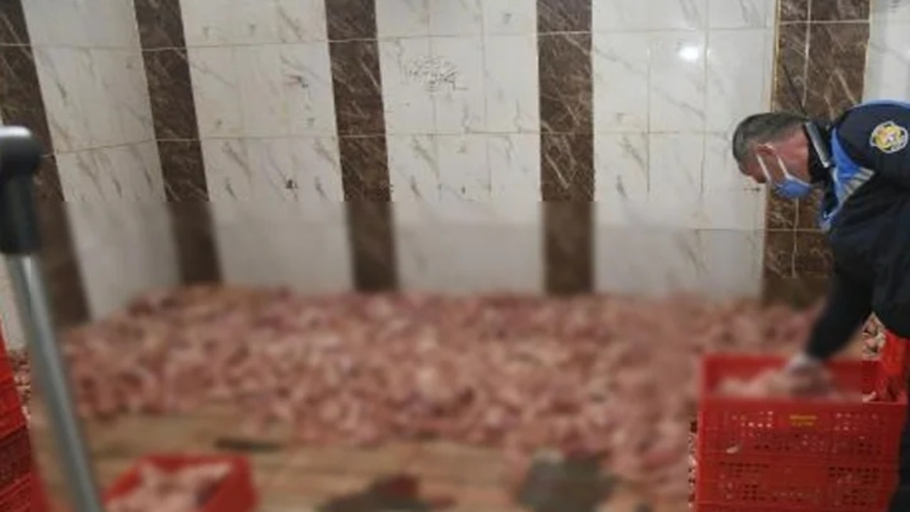 Yılbaşında piyasaya süreceklerdi! 2 ton sağlıksız tavuk eti ele geçirildi!