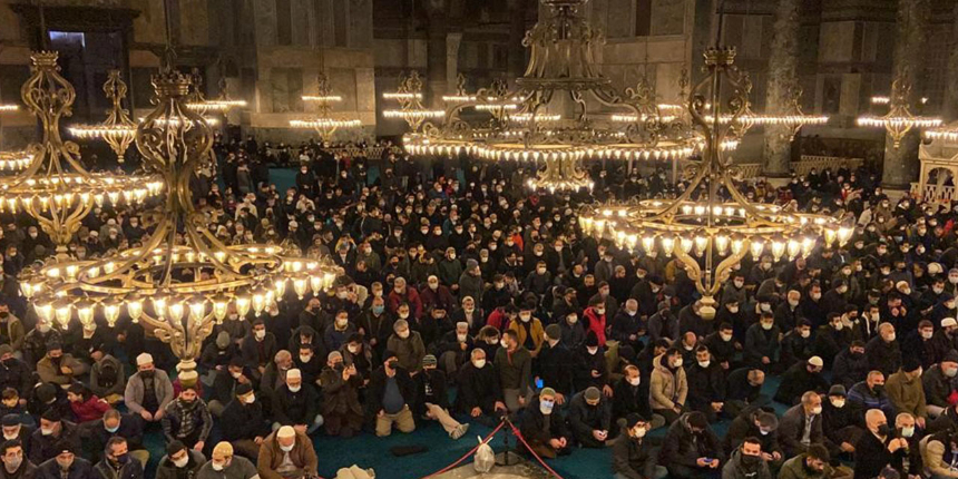 Ayasofya'da yılın ilk sabah namazı: Vatandaşlardan yoğun katılım