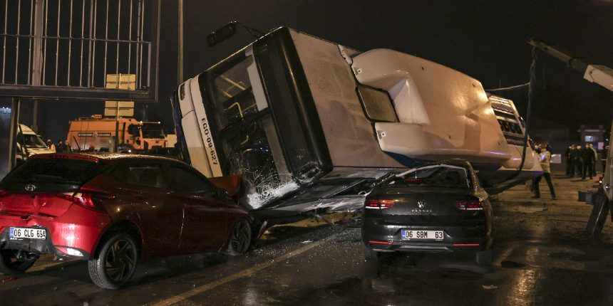 Ankara'da EGO otobüsü, araçların üzerine devrildi: Yaralılar var