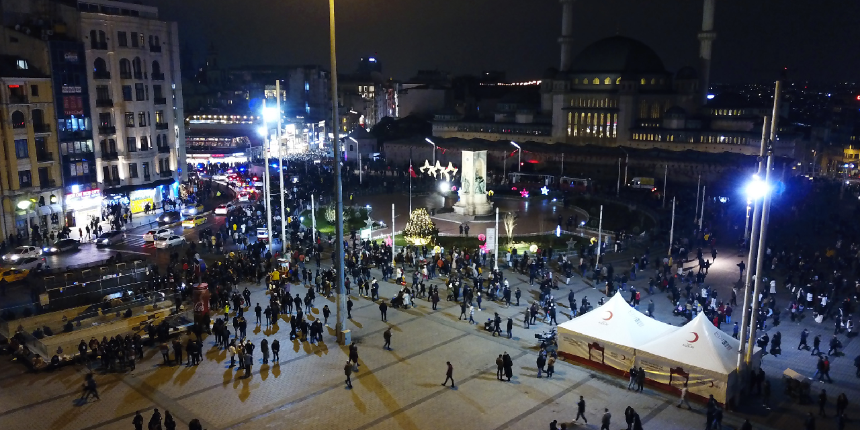 Taksim'de yılbaşı kutlamaları! Vatandaşlar İstiklal'e akın etti