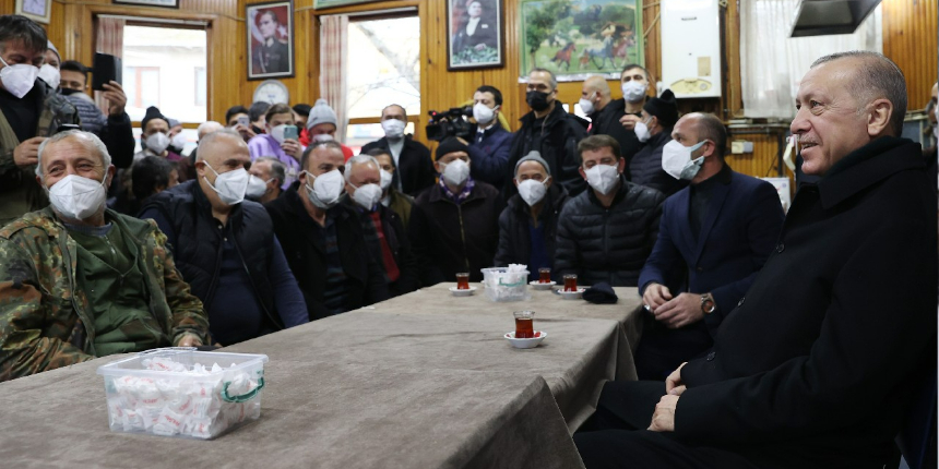Cumhurbaşkanı Erdoğan, vatandaşlarla çay içip sohbet etti!