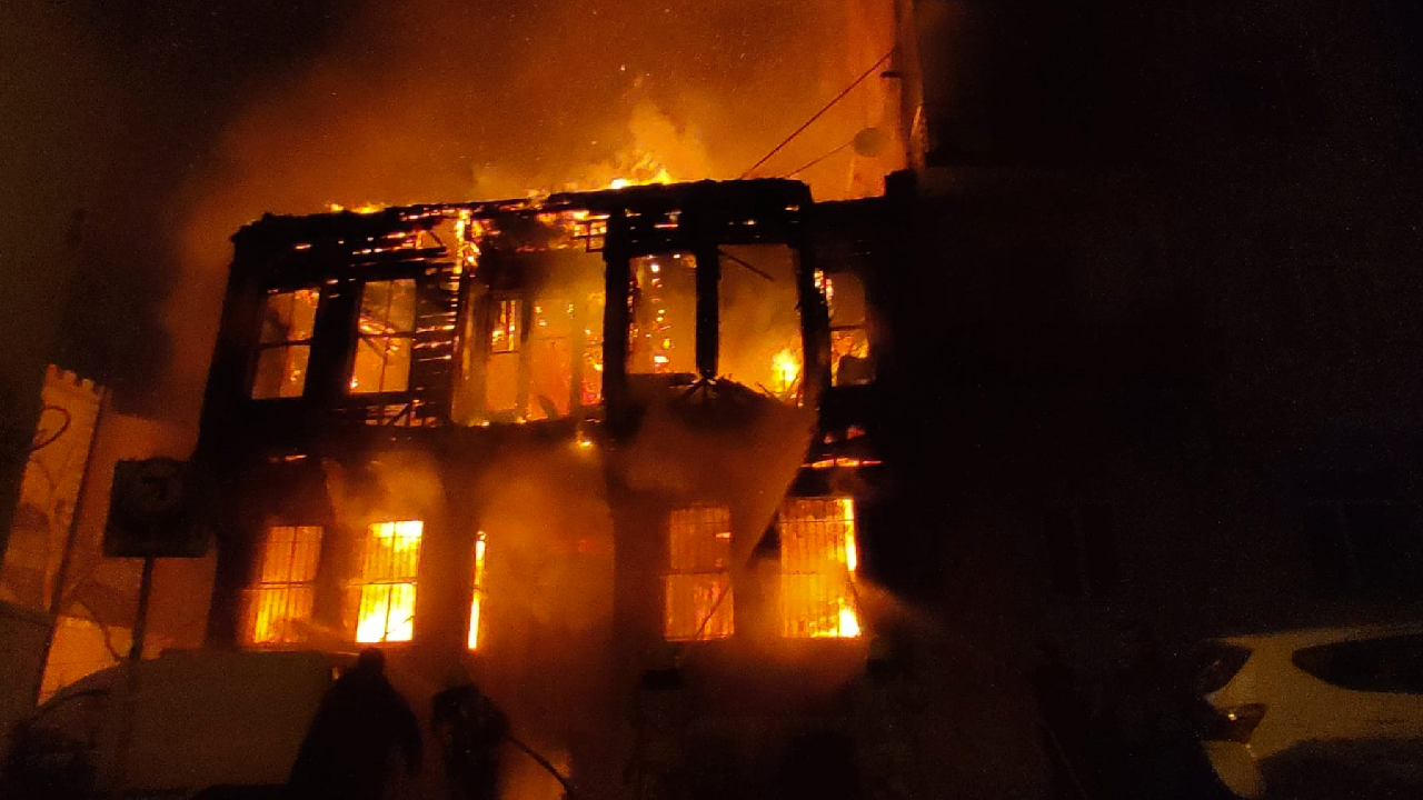 Beyoğlu'nda korkutan yangın! 2 katlı ahşap bina alev alev yandı