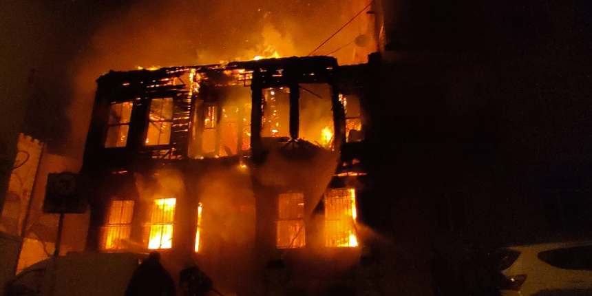 Beyoğlu'nda korkutan yangın! 2 katlı ahşap bina alev alev yandı