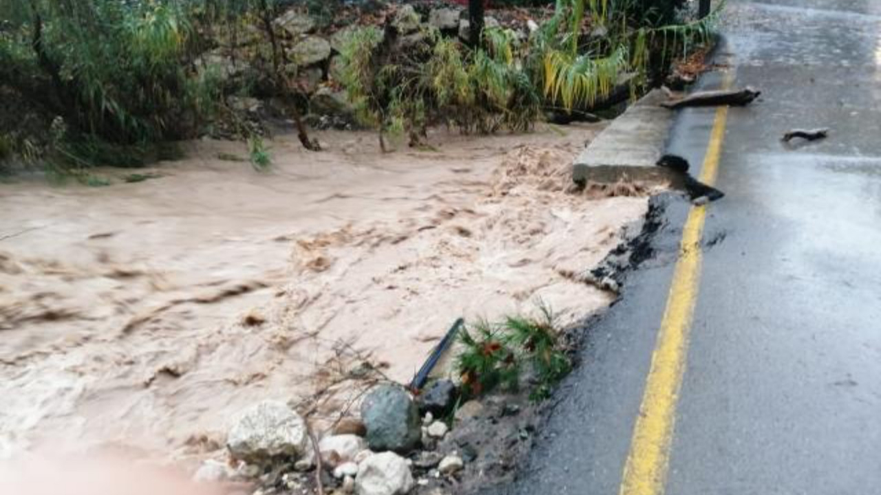 Antalya'da sağanak felaketi! Tarlalar sular altında kaldı, yollar yıkıldı...