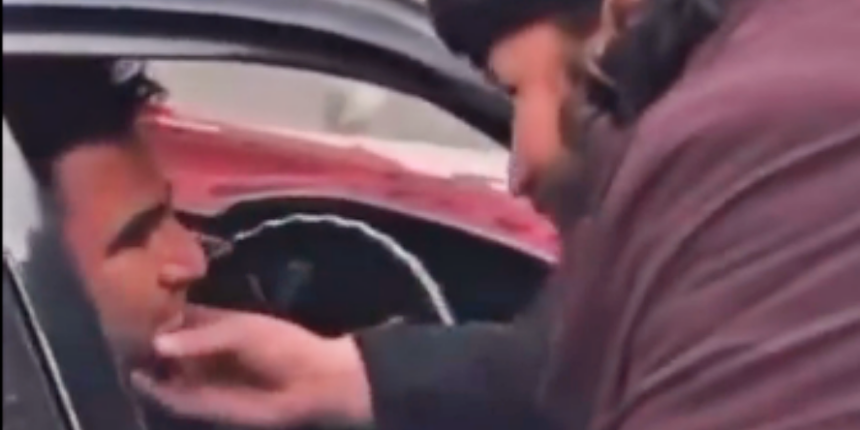 Taliban'ın trafikteki 'sakal' çevirmesi kameralara yansıdı!