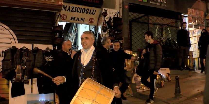 Karaköy'de davullu zurnalı yeni yıl kutlaması