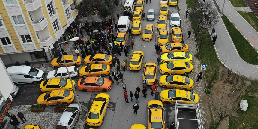 Taksiciler zam için uzun kuyruklar oluşturdu: İBB'nin yöntemine tepki gösterdiler