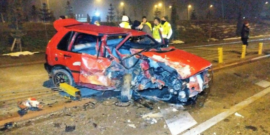 Çaldıkları otomobille ters yönde giderken kaza yaptılar